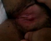 Закрылась в ванной и снимает себя голой